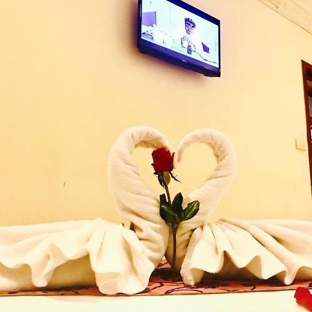 Red Hibiscus Hotel Phnom Penh Esterno foto