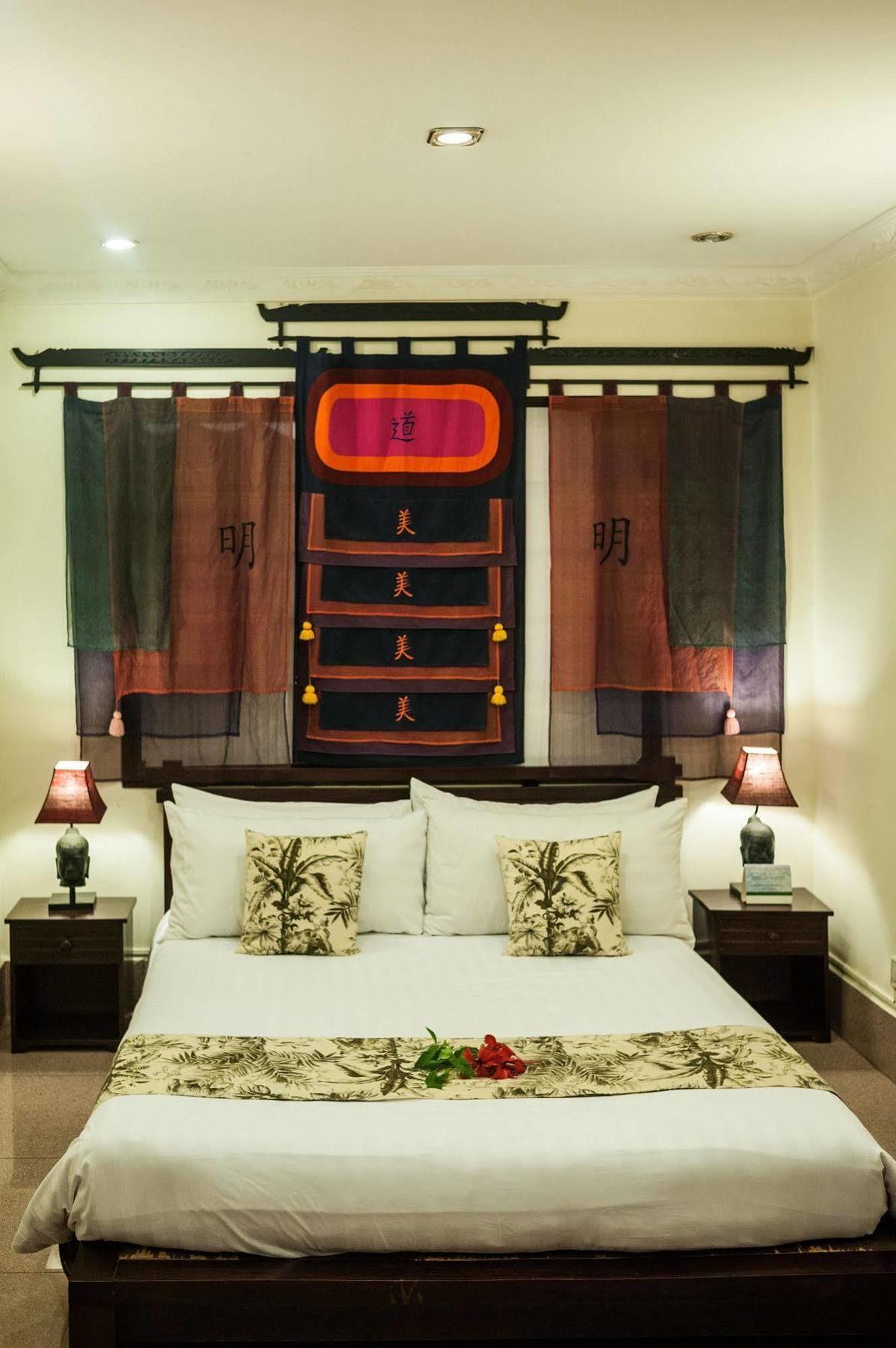 Red Hibiscus Hotel Phnom Penh Esterno foto