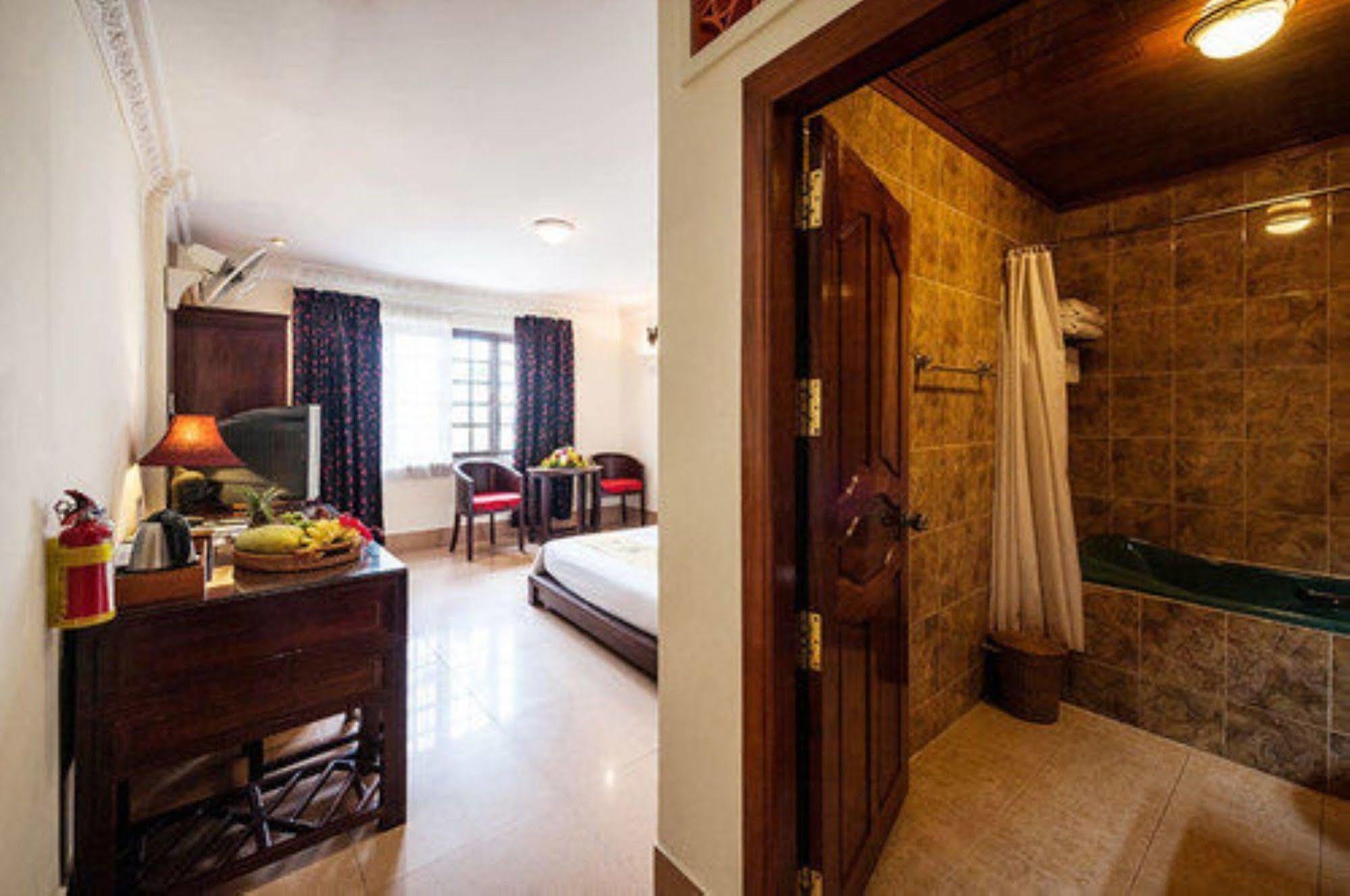 Red Hibiscus Hotel Phnom Penh Esterno foto