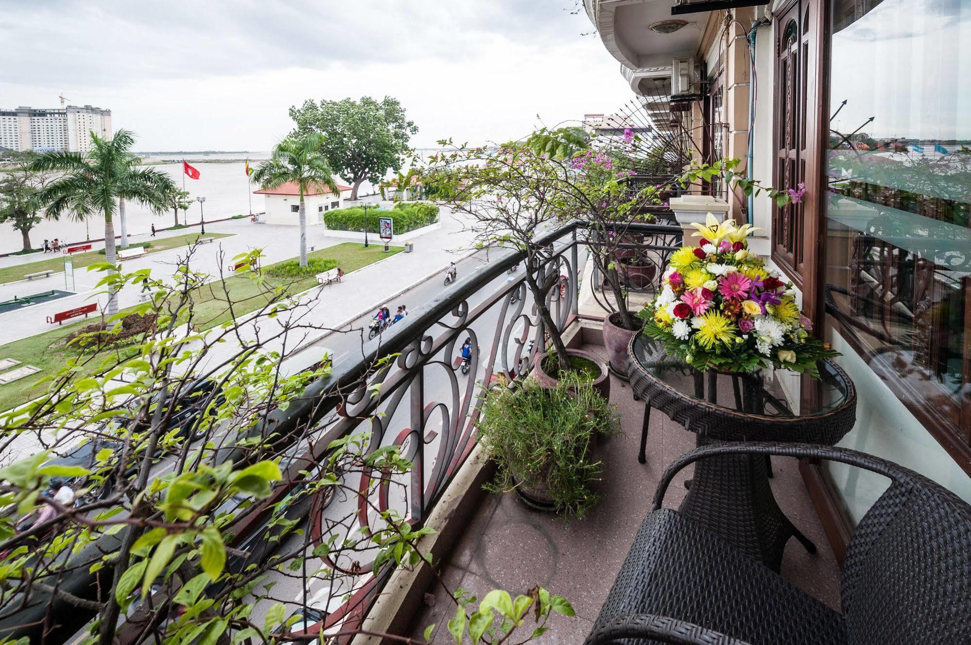 Red Hibiscus Hotel Phnom Penh Esterno foto