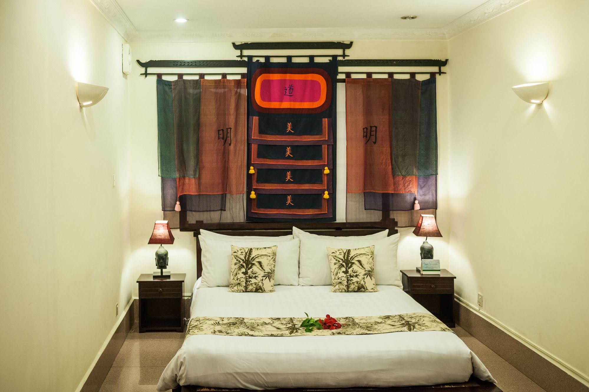Red Hibiscus Hotel Phnom Penh Esterno foto